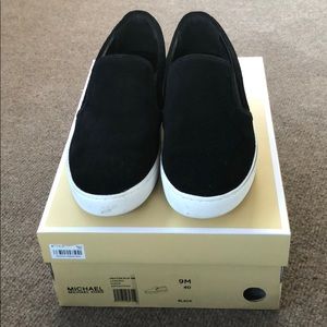 Michael Kors - US 9M - blk & whi slip on shoes